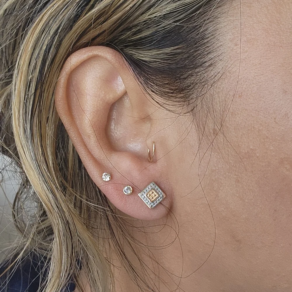 Two tone stud earrings - Picture 2 of 5